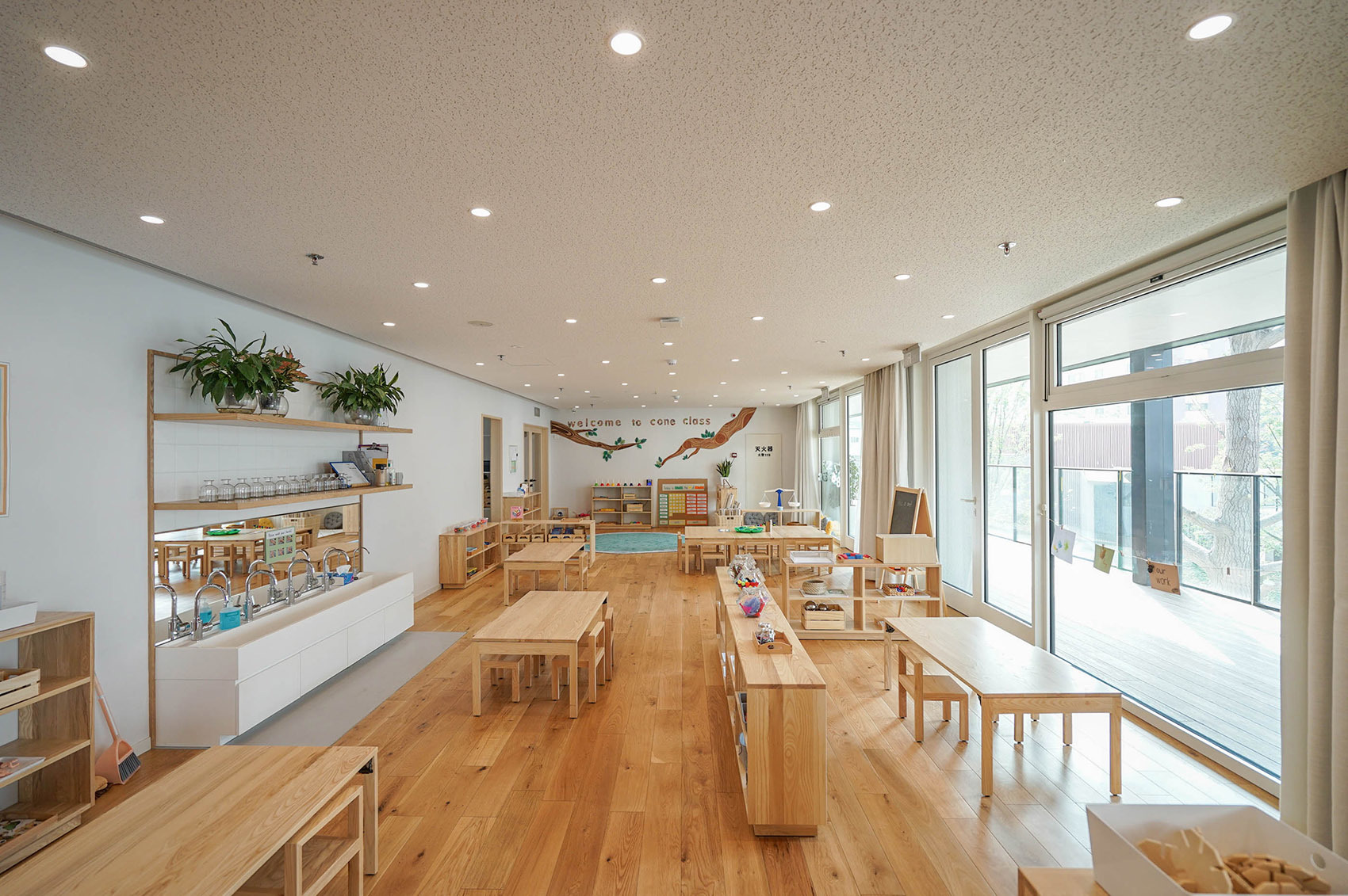 幼儿园的屋顶被改成运动场地,激发孩子们对于运动和锻炼的兴致.