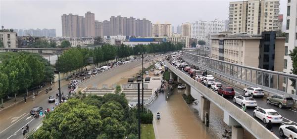 京广北路隧道积水严重，7月20日下午开始，就有不少车辆被困。目前救援队伍已经赶到现场。郑子愚摄