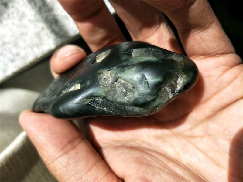籽料里的"水晶"——黑青料里那些独特的伴生矿!__凤凰网