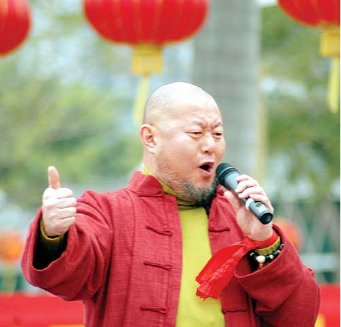 火风成名于90年代,代表作有《大花轿》《开门红》《流行风》等歌曲,其