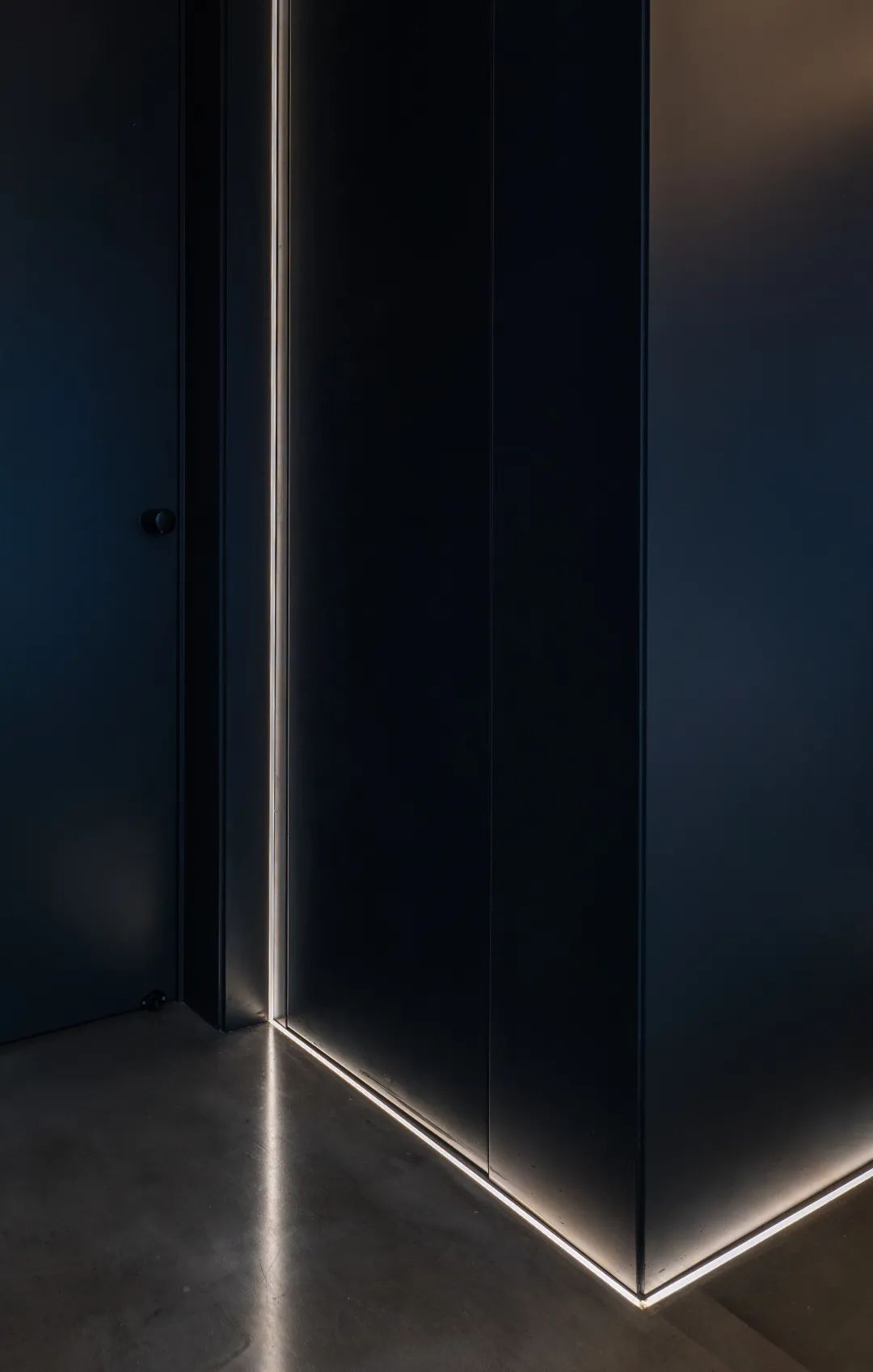 上海小哥哥,120万把家刷全黑,在里面玩火