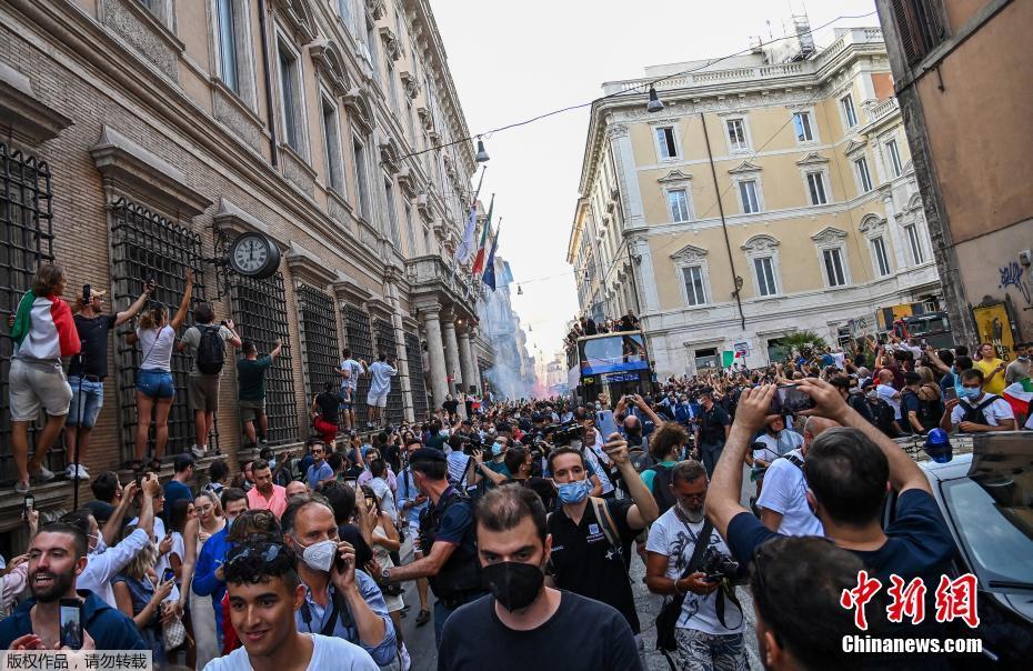 当地时间7月12日,意大利国家足球队夺得欧洲杯冠军第二天,在罗马举行冠军奖杯游行。图为意大利国家队的大巴通过人群。