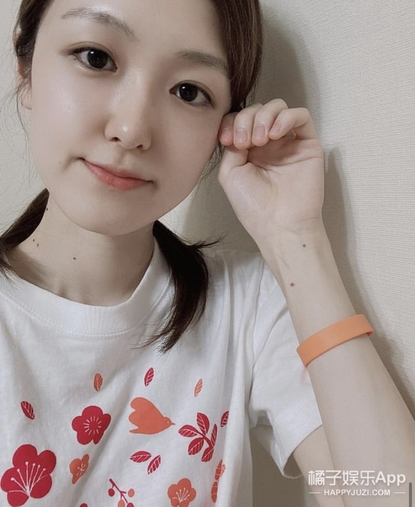 会尝试很多风格的发型,还算hold的住▼不知道家里养了多少只宠物,认证