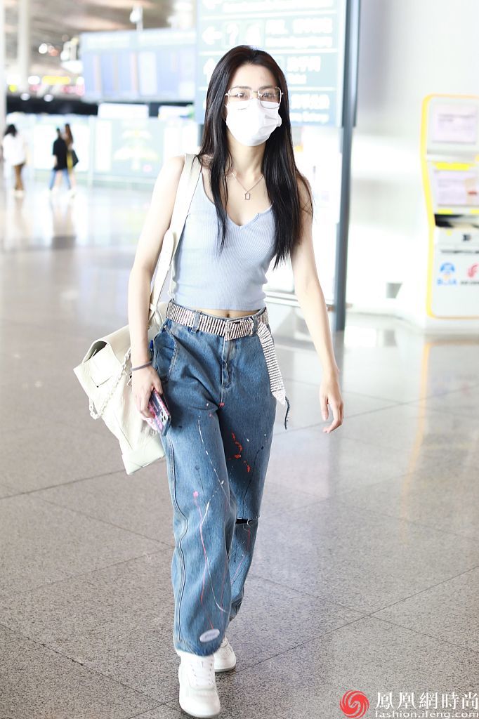 徐璐穿蓝色吊带露脐装秀出傲人小蛮腰