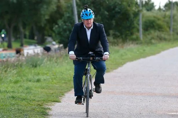 英国首相骑自行车上班图片