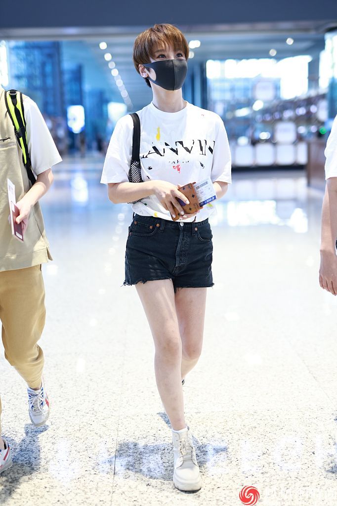 谢楠印花白t深灰牛仔短裤 穿搭清爽元气满满