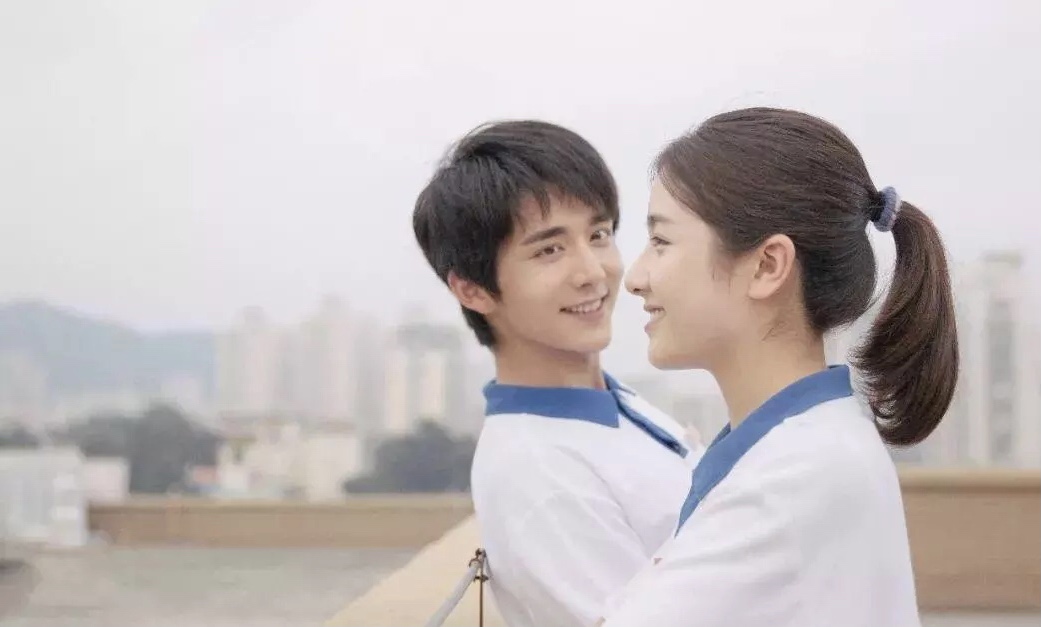 男女学生在电影院举止不雅,早熟到毁三观.网友:没有羞耻心吗