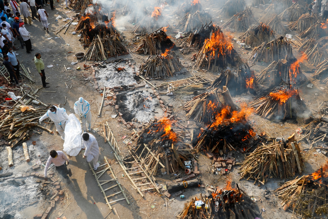 4月26日，印度新德里，火葬场大规模火化新冠疫情死难者