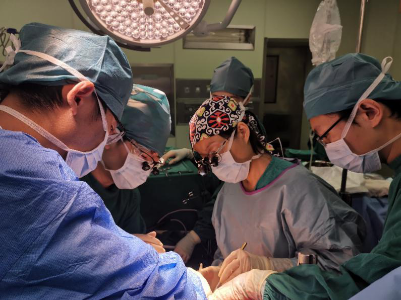卢倩(右二)进行肝移植手术