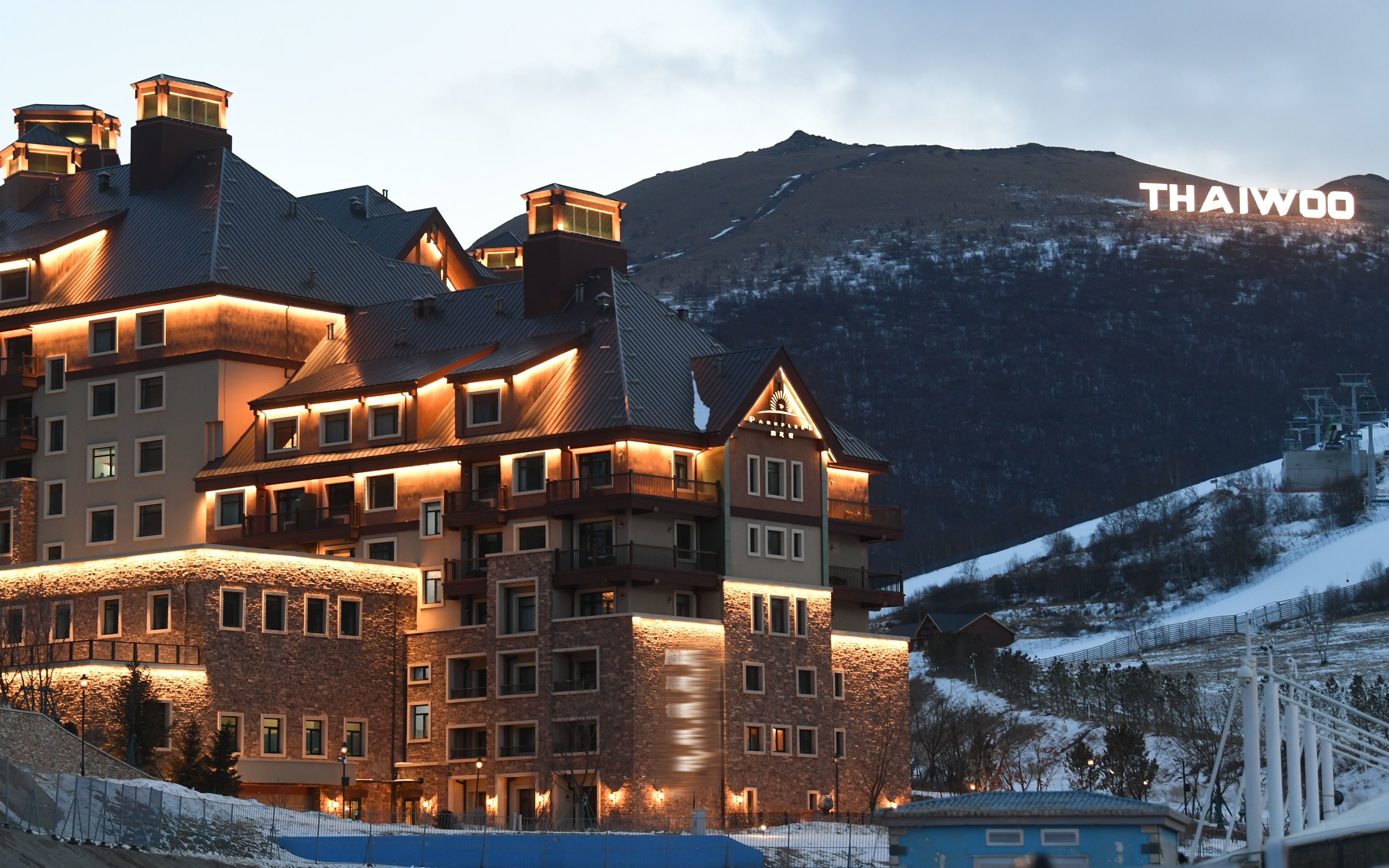 12月11日,暮色中的太舞小镇.几年前,这里还是一个传统的小山村.