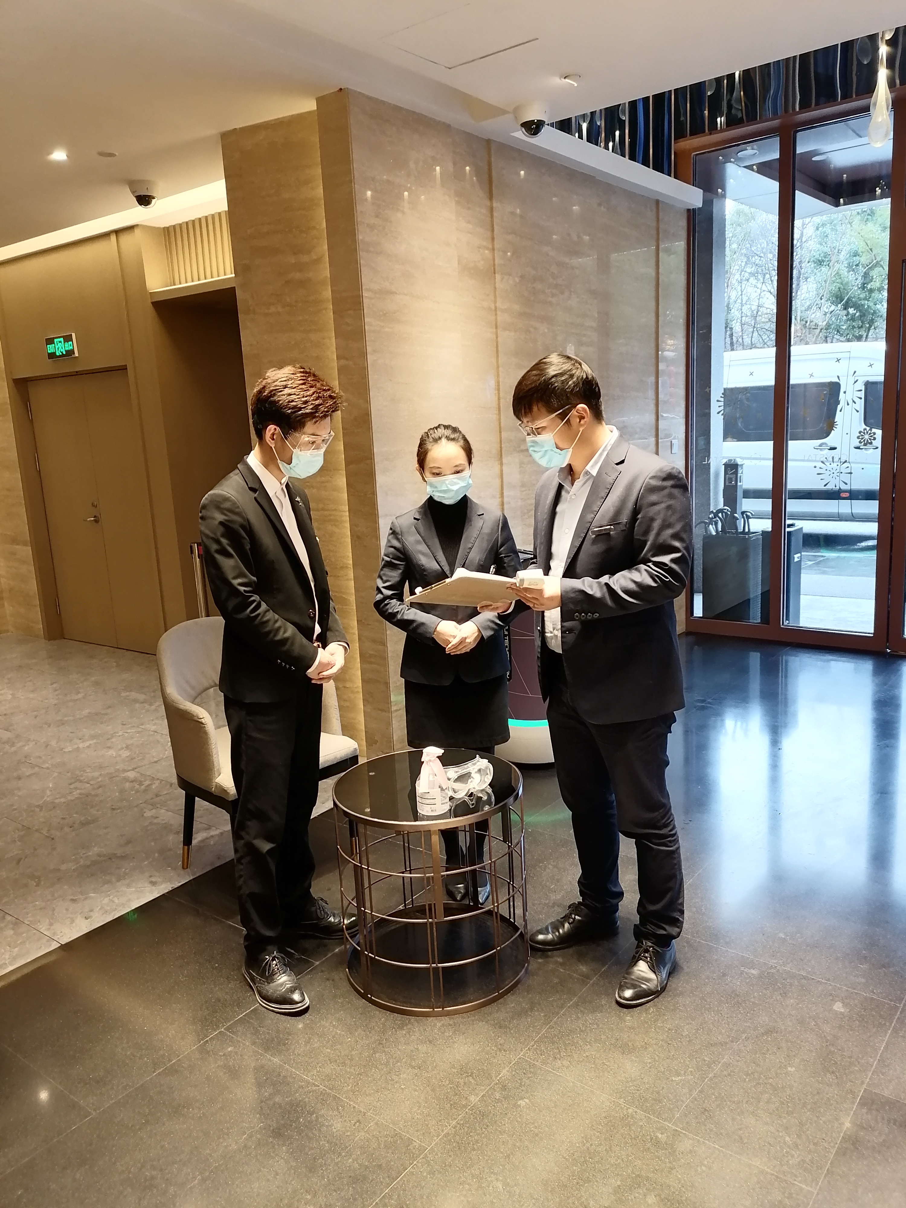 陈烨(右一)在跟酒店员工沟通工作内容.