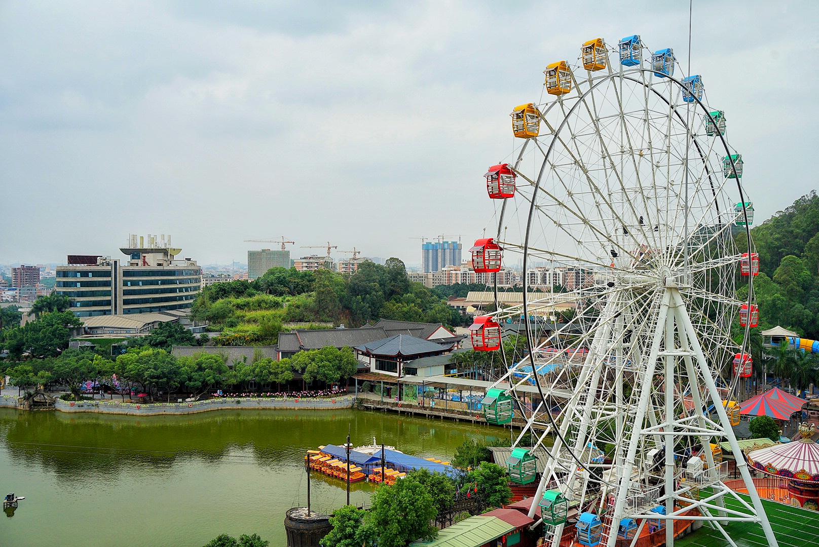 小长假来东莞隐贤山庄,打卡国潮盛宴,玩转主题乐园,投喂小动物
