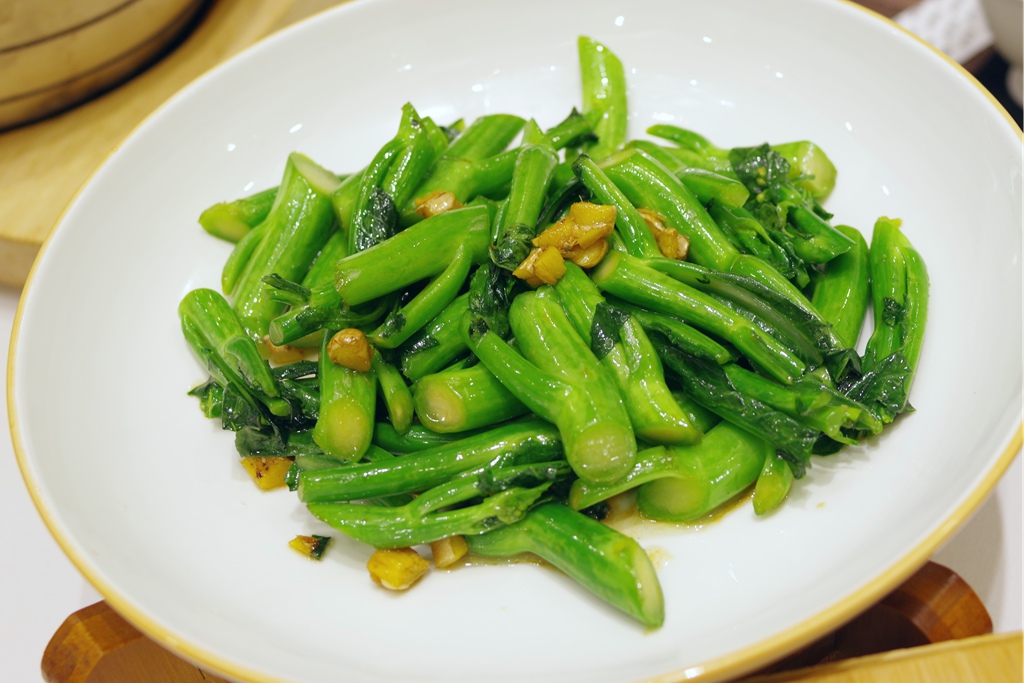 生炒芥兰,干爽脆生有菜香.