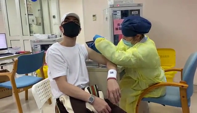 2021年6月24日,上海同仁医院,中国台湾艺人萧敬腾接种第二针新冠疫苗.