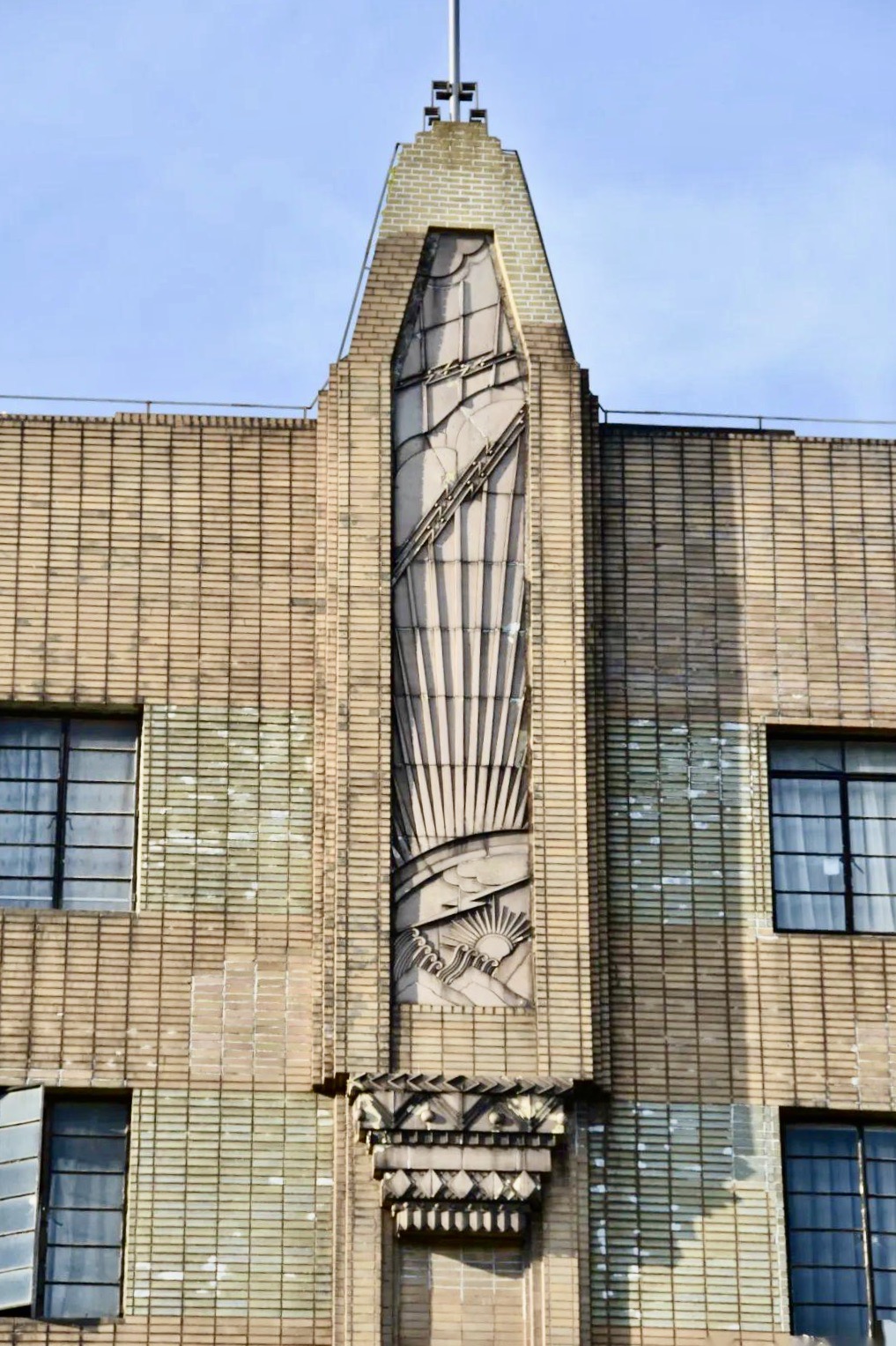 顶部尖塔上,饰有装饰艺术派风格的几何形图案,是大楼独特又醒目的标志。