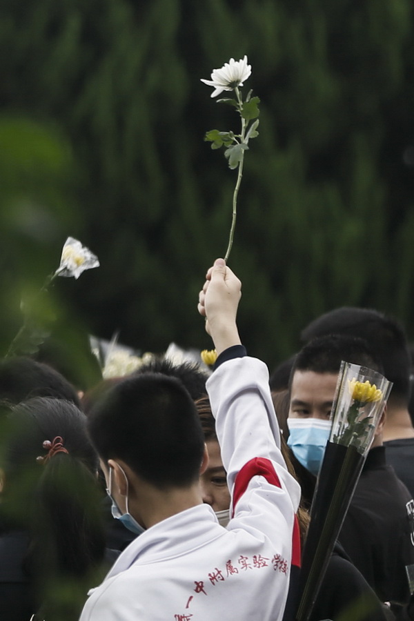 2021年5月23日,湖南長沙明陽山殯儀館,市民自發前來悼念袁隆平院士.