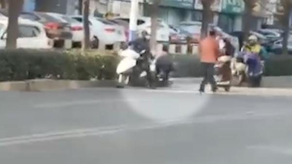 两男子当街殴打女子后抢包，泰安警方发通报追逃