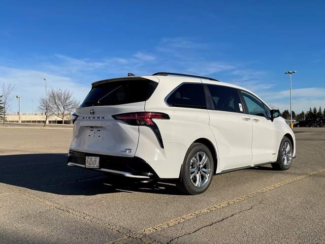 加拿大抢先体验入华新势力三排座车丰田塞纳帕里斯帝