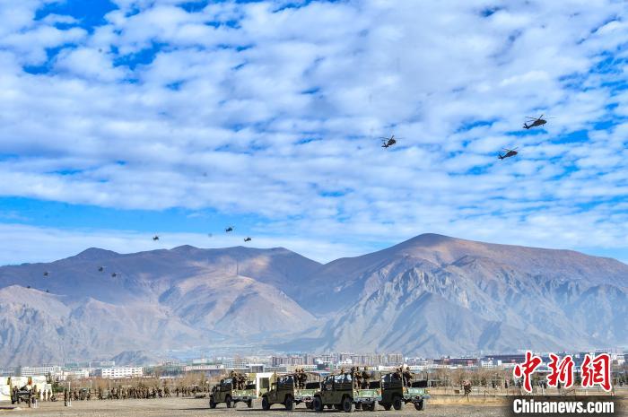 西藏军区各部队联合训练、立体突击。　王巍巍 摄