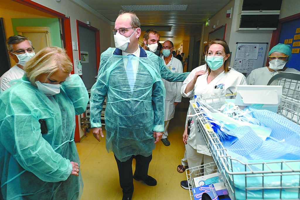 欧洲疫情再度恶化。图为法国总理卡斯泰11月5日视察蒙彼利埃大学医疗中心的新冠重症监护病房。
