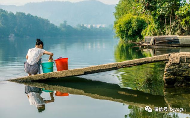 小燕五岁那年,她被继母逼着去河边洗衣服,小小年纪的她,哪里洗得干净
