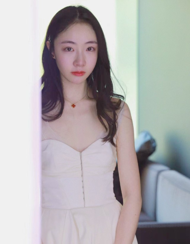 霍尊聊天群成员被扒疑有歌手平安及黄龄绯闻男友聚会合照曝光