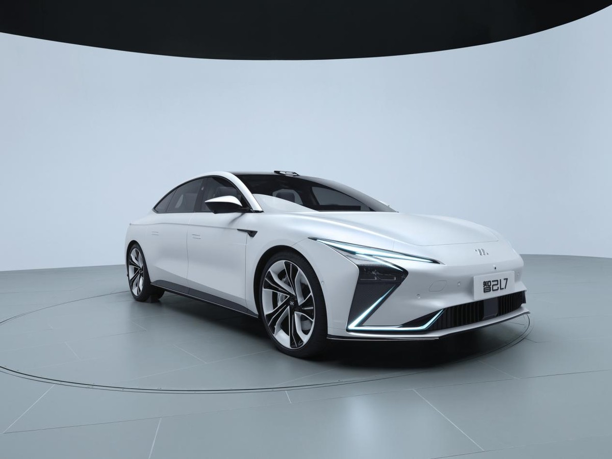 特斯拉,蔚来的劲敌,智己l7上海车展预售,39英寸巨幅连屏很吸睛_凤凰网