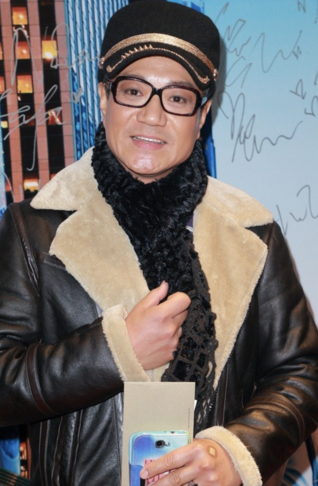 63岁tvb绿叶鲁振顺试婚礼服跪地为未婚妻穿鞋黄昏恋来之不易