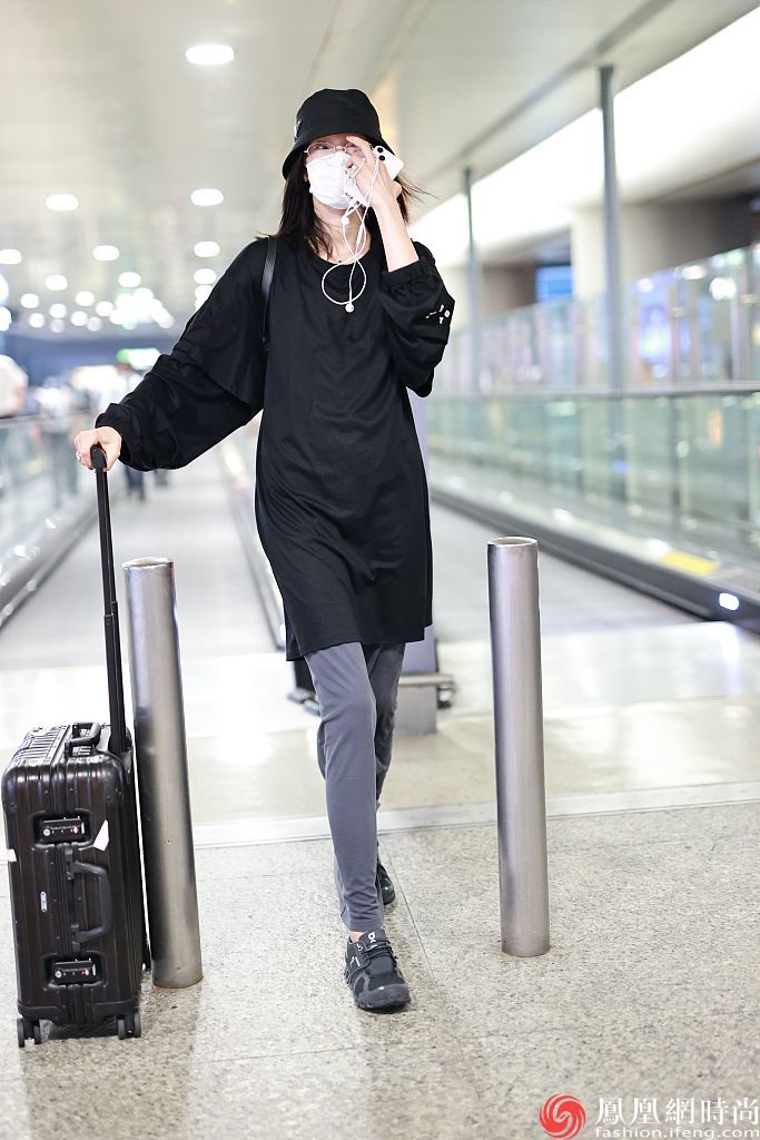 打开凤凰新闻,查看更多高清图片2021年9月29日,上海,雎晓雯机场街拍.