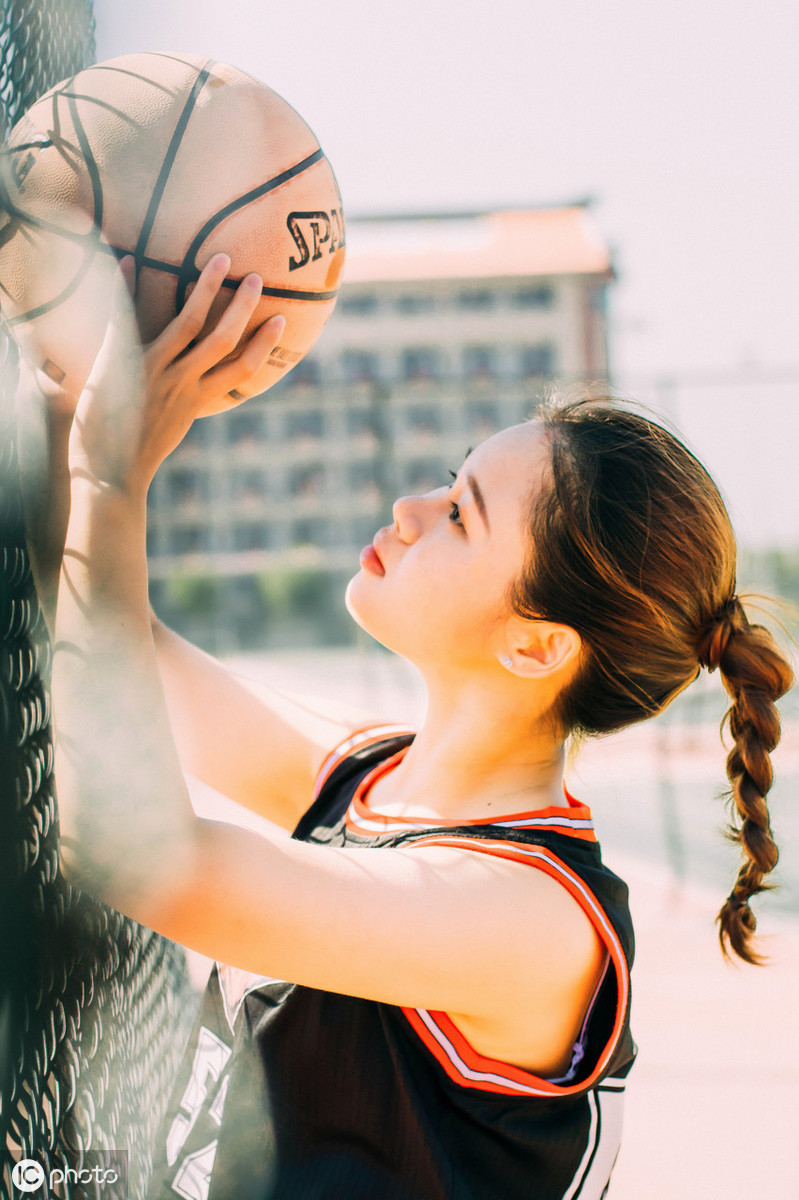 打篮球的女生 可爱图片
