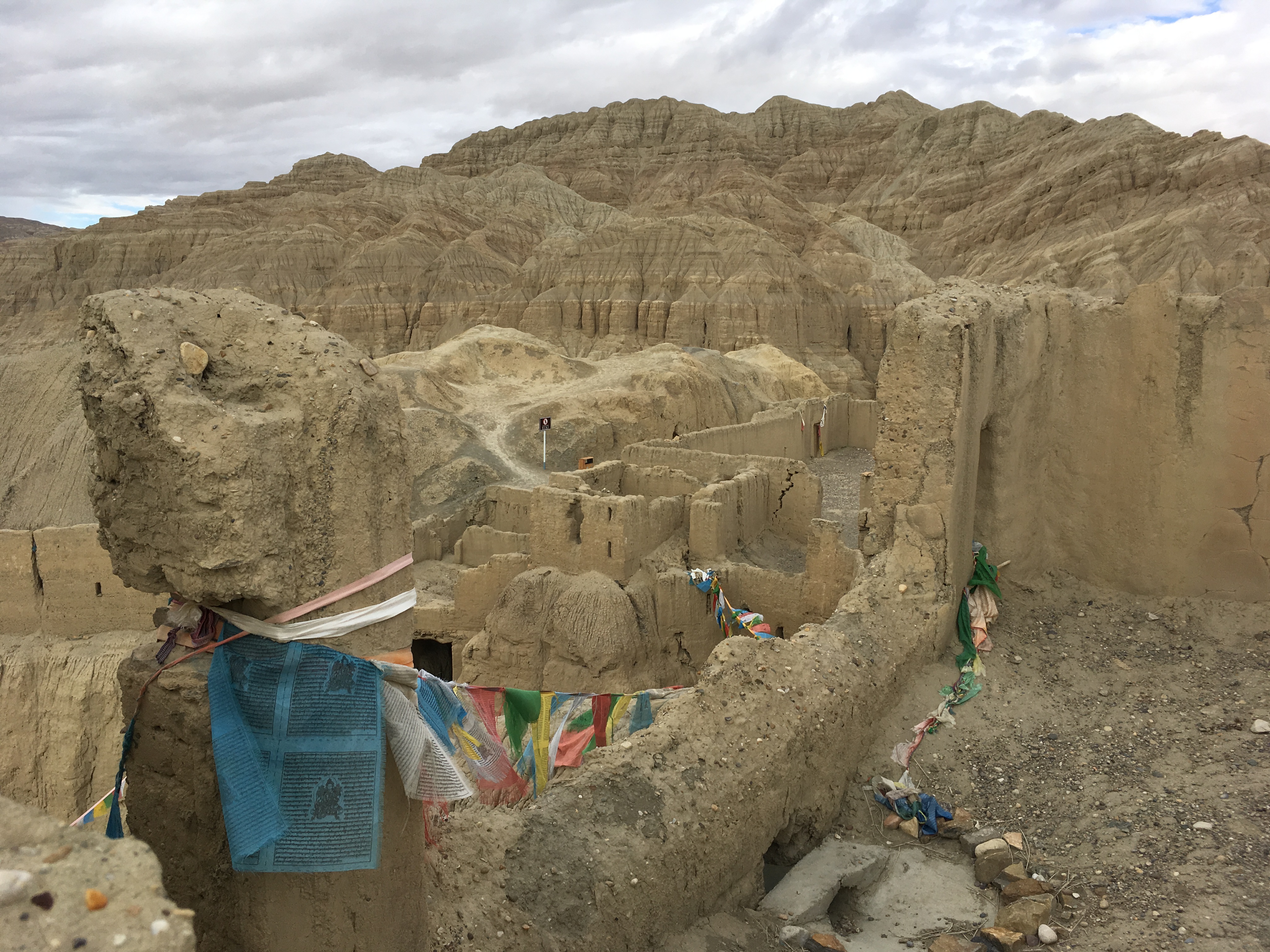 以为是土林实则是城堡遗址穹窿银城比古格还古老的地方