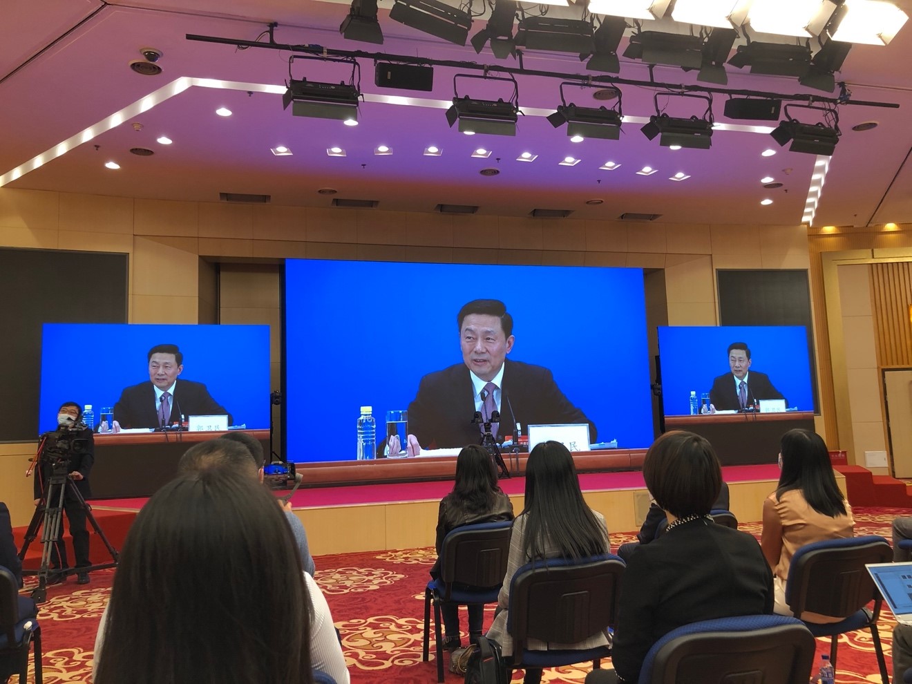 政协大会新闻发言人郭卫民回答中外记者提问。澎湃新闻记者 汤琪 图