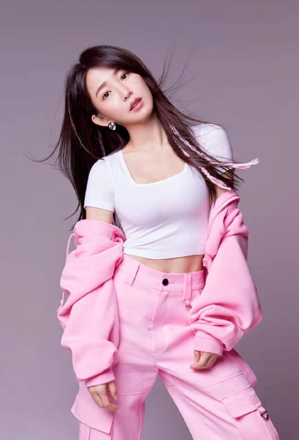 胸大的女生穿衣有法,避开这几点,教你穿出高级范儿_凤凰网时尚_凤凰网