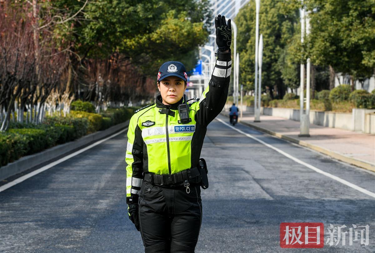 武汉好人丨汉警快骑女子队队长周艳铁骑柔情的最美女警