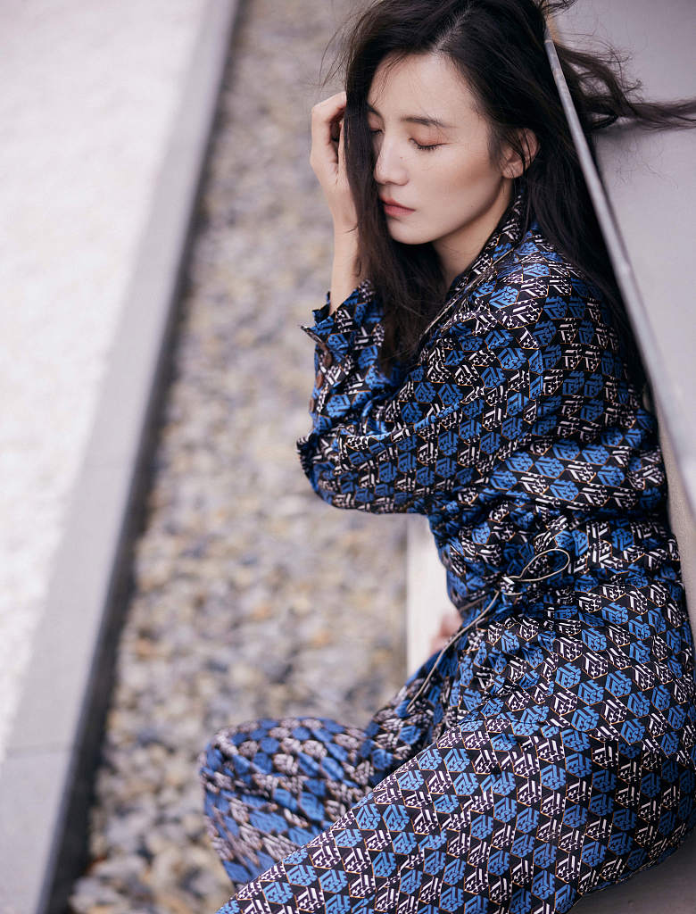 宋佳在顶楼上演时尚大片 穿碎花裙优雅高级气质满分_凤凰网娱乐_凤凰