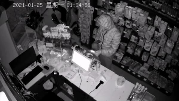 店主忘锁门，男子摸黑进店购物主动扫码付款