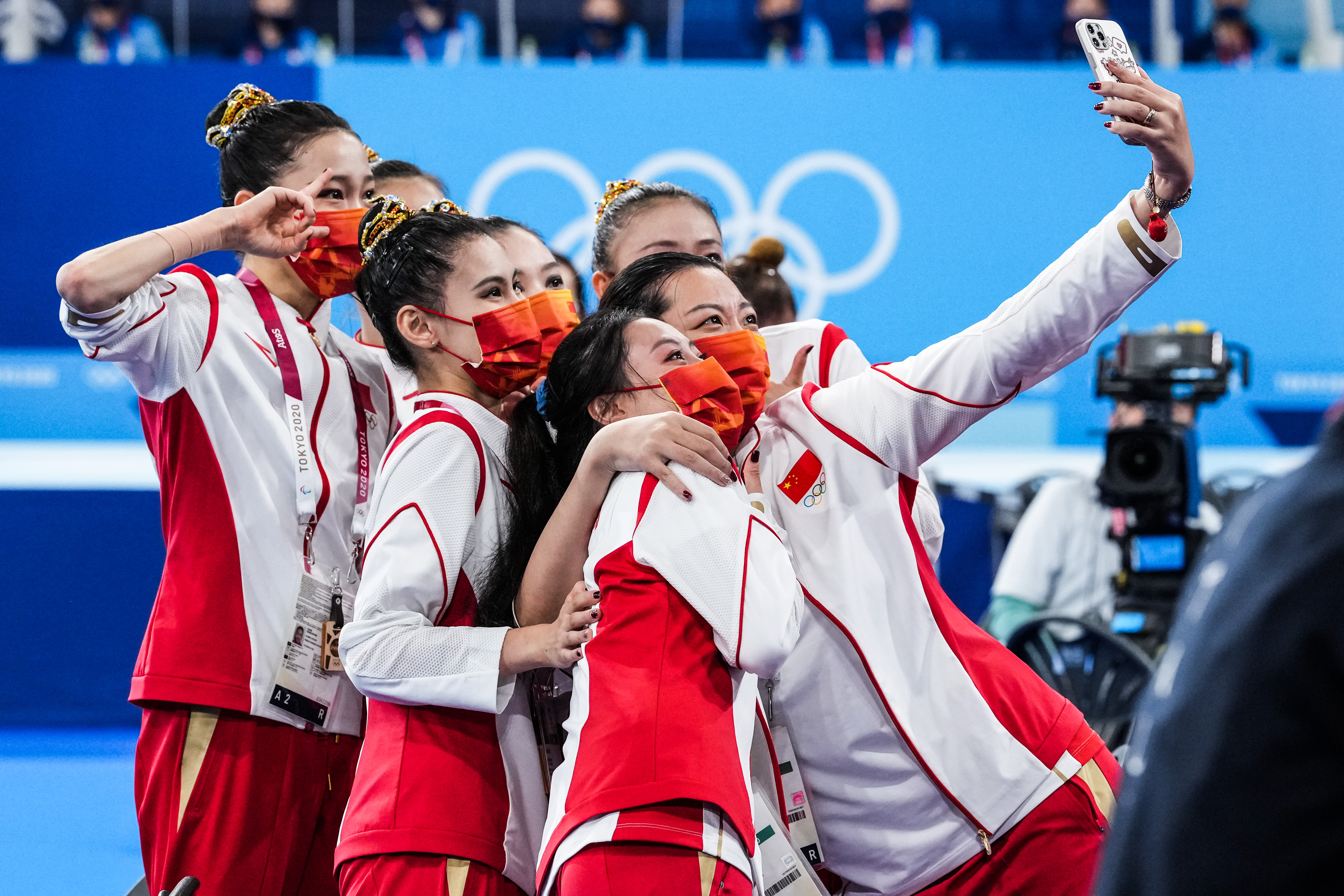中国艺术体操队的姑娘们赛后自拍合影。