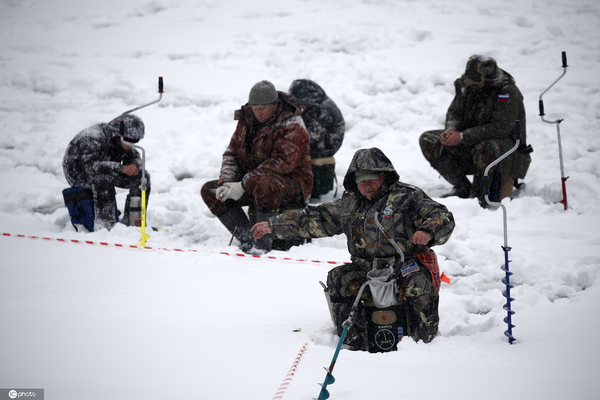 当地时间2021年2月21日,俄罗斯莫斯科附近的谢尔吉耶夫,当地举行冬季捕鱼节,民众参加冰钓活动趣味十足。
