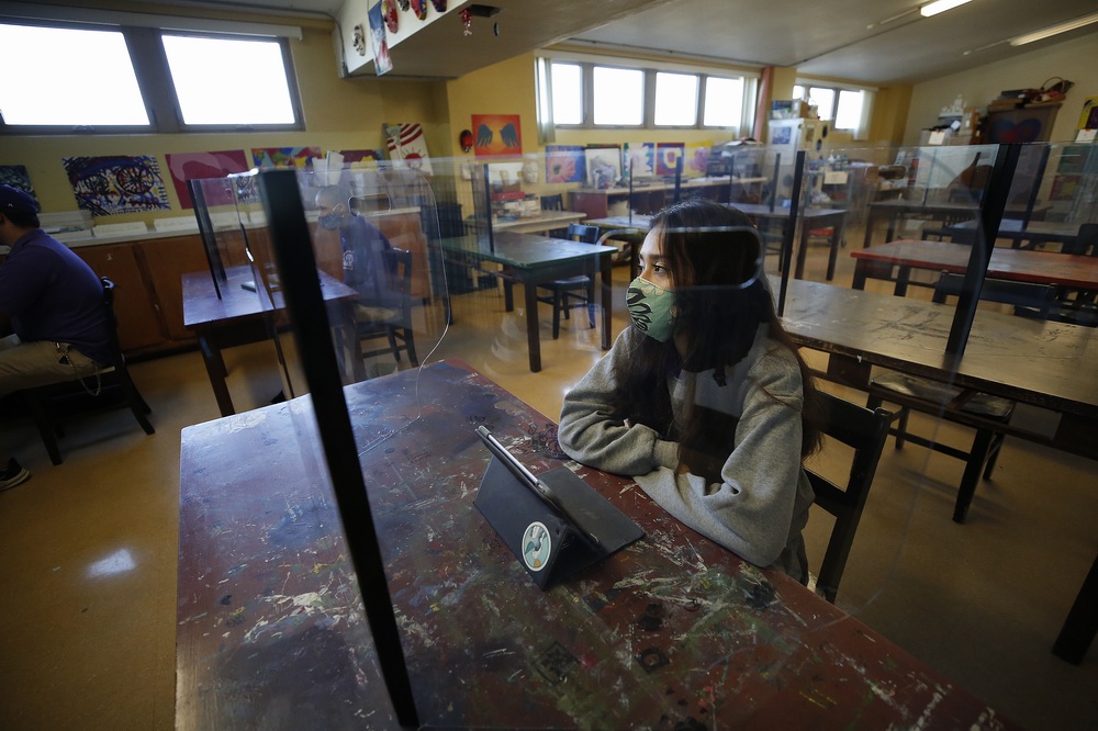 当地时间2021年3月24日,美国加利福尼亚州,圣安东尼天主教高中重新开学,学生们回到学校上课。