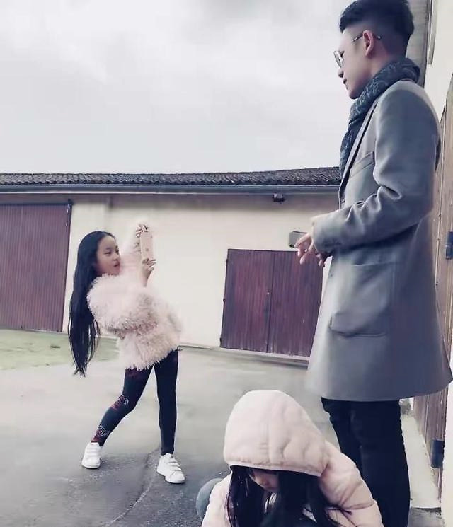 11岁黄新独自庆生,水灵大眼似足妈咪,黄有龙拖了颜值后腿