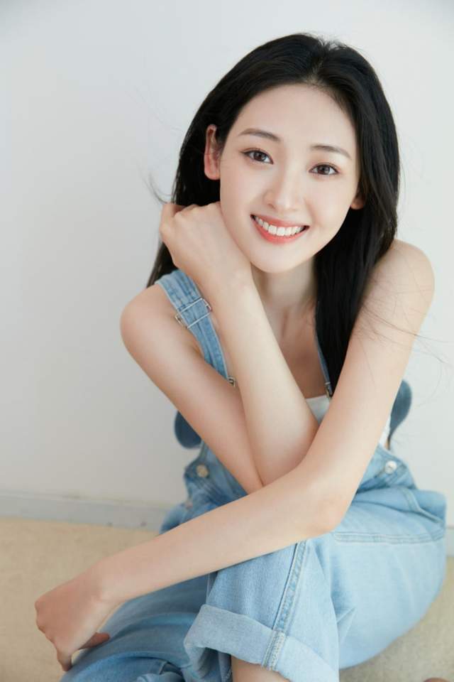 刘玮婷以中央戏剧学院学院播音系校花为网友认识,长相艳丽气质清纯,曾
