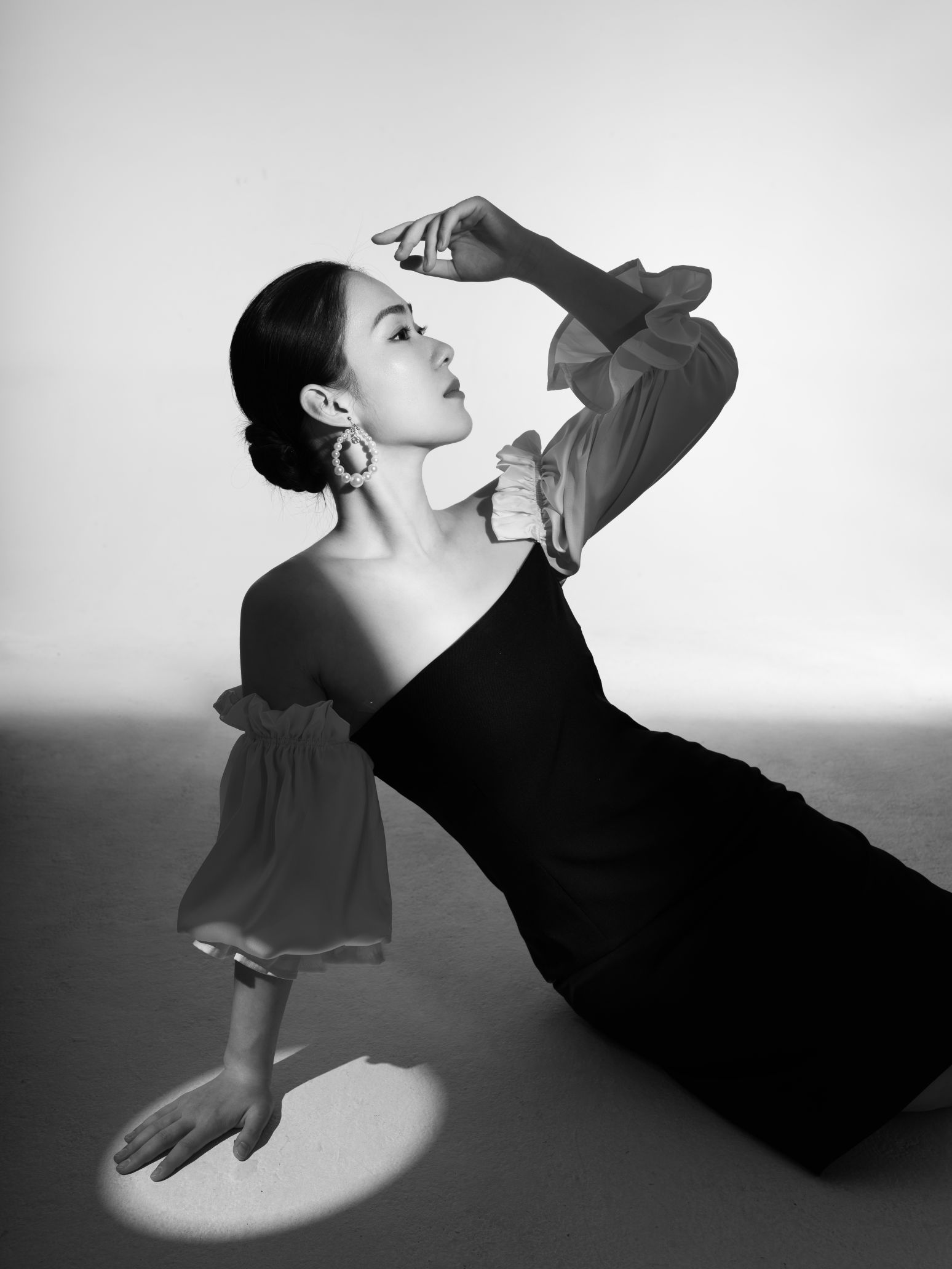 韩聪聪写真曝光黑白光影交错,浪漫诠释优雅与柔情