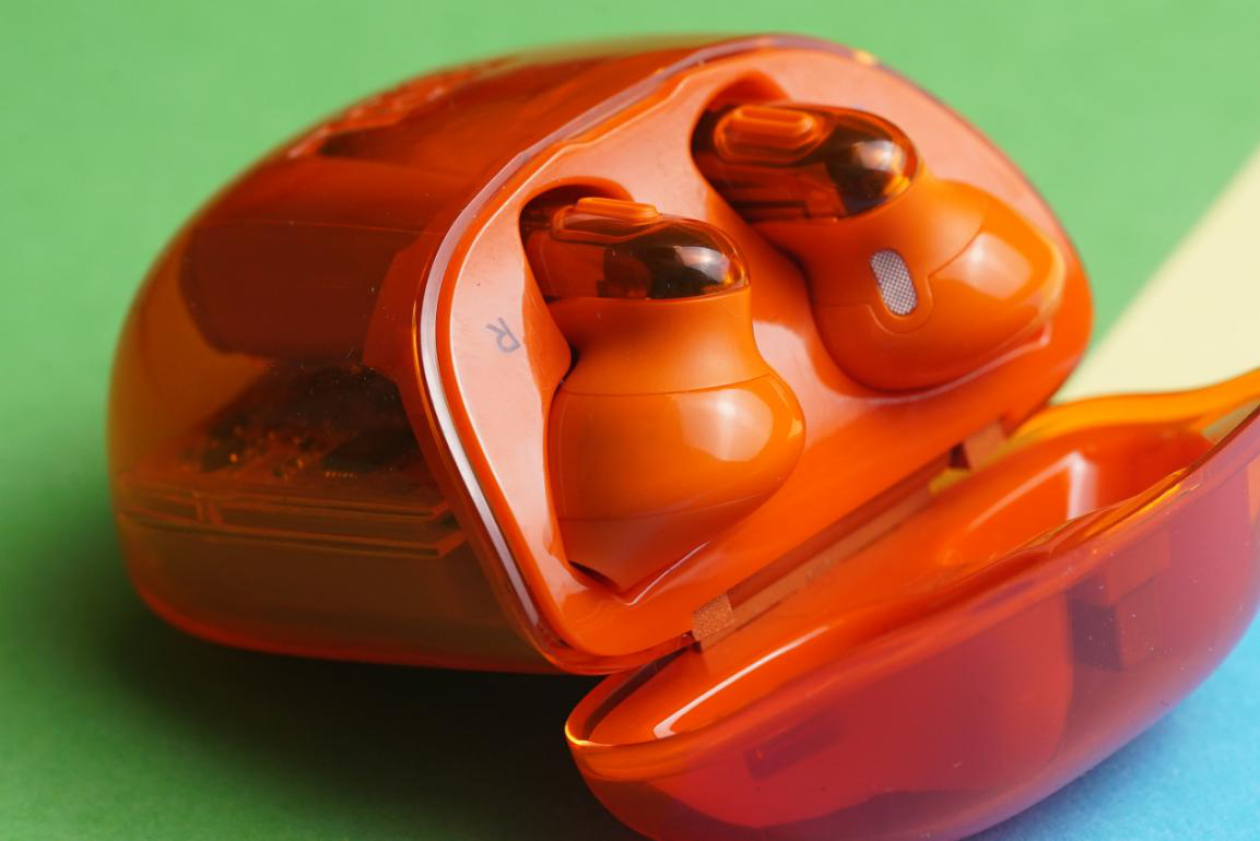 这次我拿到的jbl tune225tws ghost真无线半入耳式耳机的颜色是活力橙