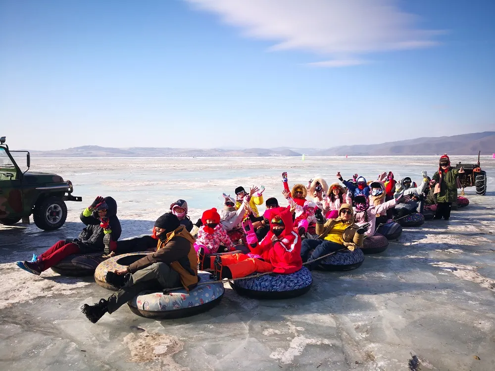 镜泊湖的冰上运动颇多,刺激的 冰上雪圈堪称人气明星,坐在雪圈上驰骋