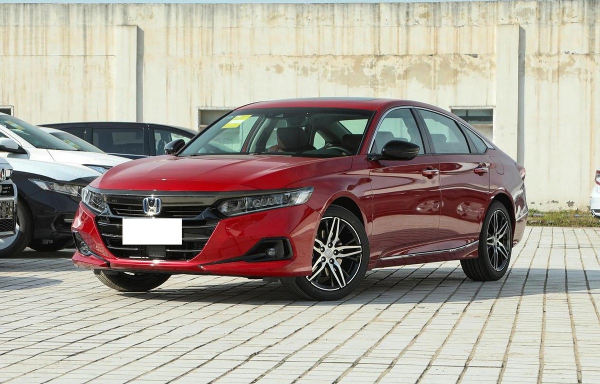 本田新款雅阁,作为中期改款车型,新车相较于现款车型来说,外观变化并