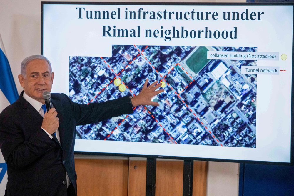 当地时间2021年5月19日,以色列特拉维夫,在Hakirya军事基地,以色列总理内塔尼亚胡在向驻以色列大使们展示幻灯片。