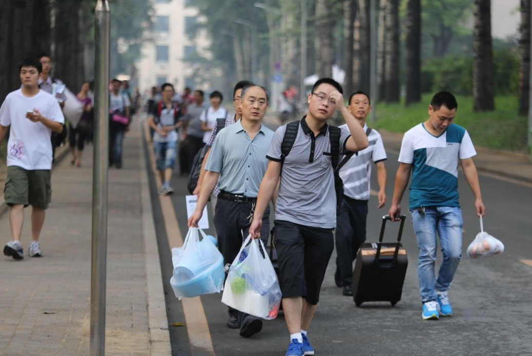 大学生没有农民工挣得多还不如学门技术