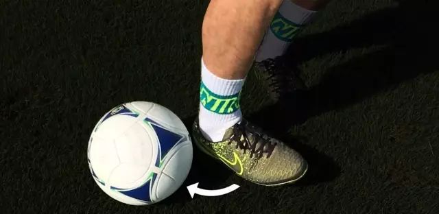 外脚背简版牛尾巴过人教学(动图演示)