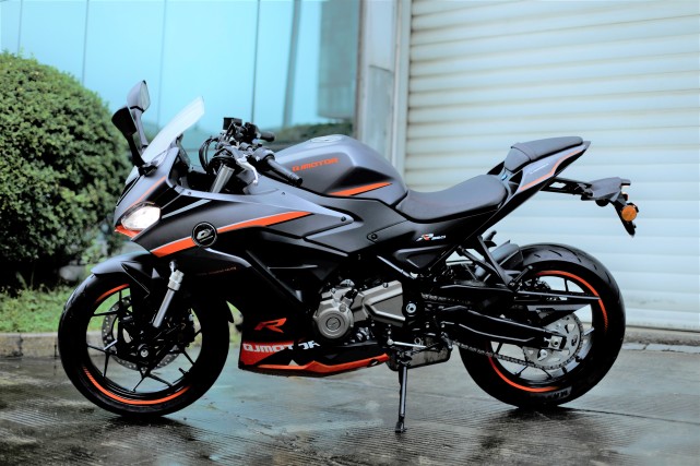 qjmotor赛350预售开启铃木gsx250r压力山大双缸的角逐即将上演