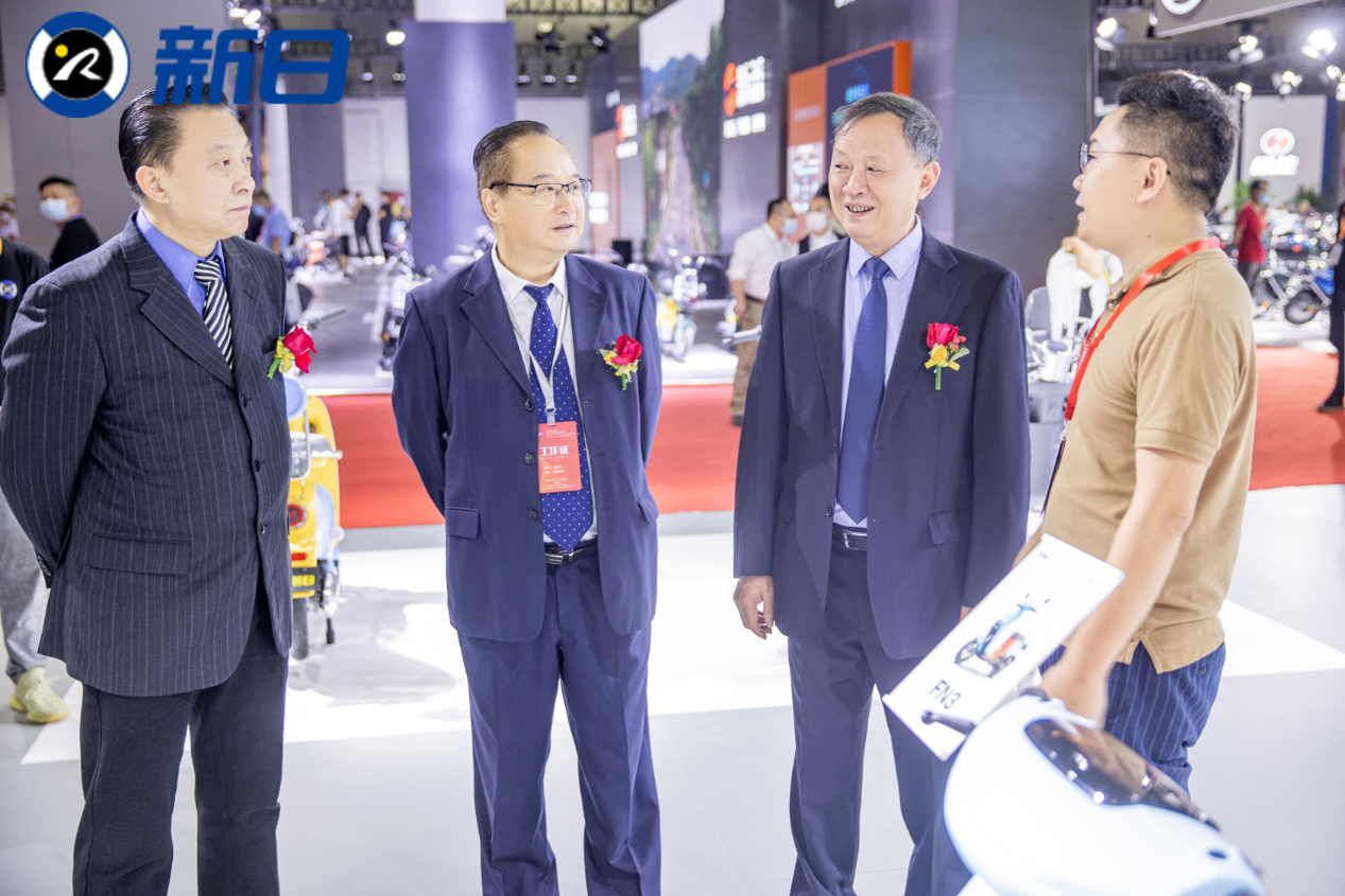 展会上,新日股份两轮电动车事业部总裁许舒畅先生与浙